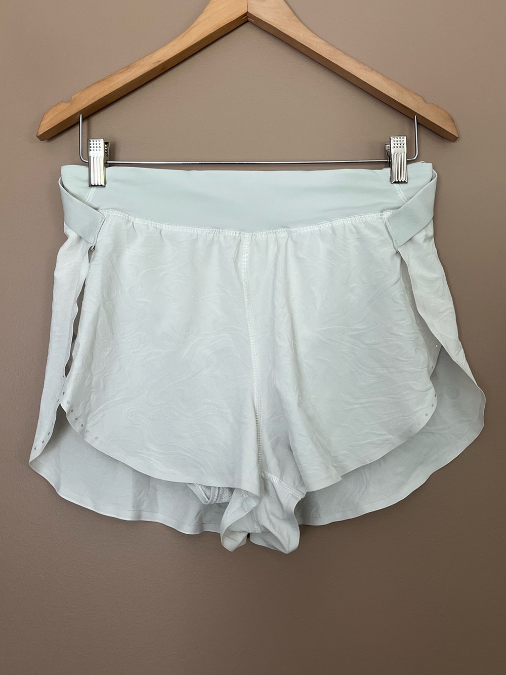 {Lululemon} Fast and Free High-Rise Short 2" Airflow In-Sense Emboss Bone - 6